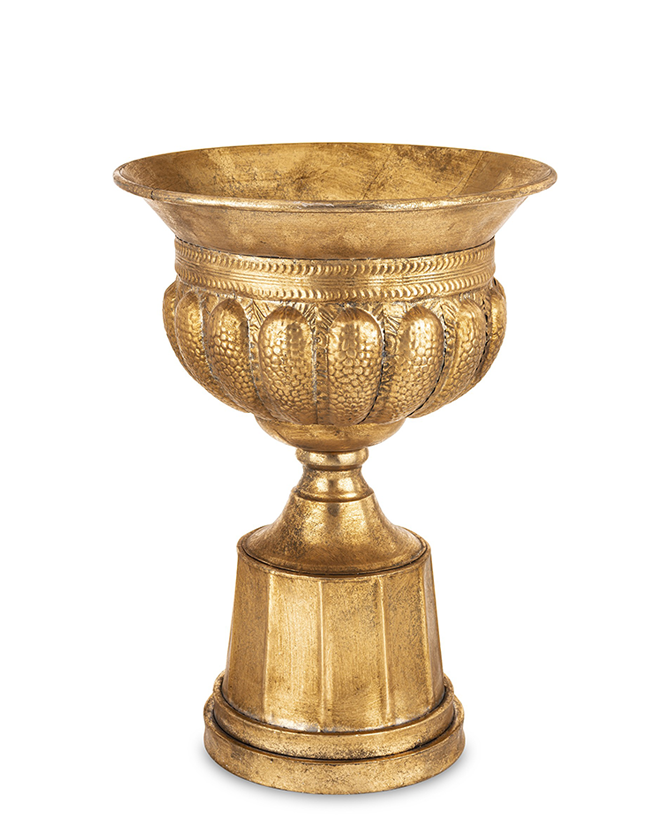 Antique Metals antik aranyszínű fém kaspó 57,5 cm magassággal, klasszikus talapzattal és díszített urnás formával, beltéri dekorációhoz.