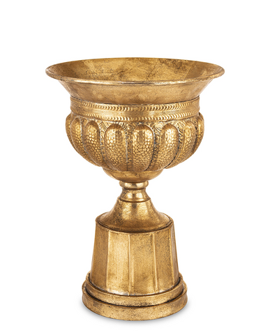 Antique Metals antik aranyszínű fém kaspó 57,5 cm magassággal, klasszikus talapzattal és díszített urnás formával, beltéri dekorációhoz.
