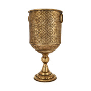 Antique Metals kaspó szemből, antik aranyszínű patinázott fém felülettel, geometrikus mintázattal és klasszikus kör talapzattal.