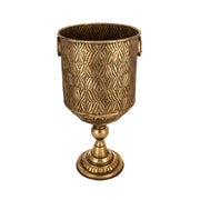 Antique Metals aranyszínű fém kaspó döntött nézetből, gazdagon mintázott felülettel és klasszikus talpas kialakítással, 58,5 cm magas.