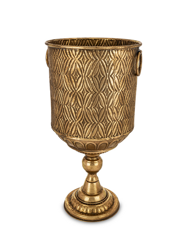 Antique Metals antik aranyszínű fém kaspó klasszikus talapzattal és geometrikus dombormintázattal, 58,5 cm magas dekoratív beltéri edény.