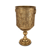 Antique Metals antik aranyszínű fém kaspó klasszikus talapzattal és geometrikus dombormintázattal, 58,5 cm magas dekoratív beltéri edény.