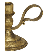 Részlet a rusztikus aranyszínű fém gyertyatartó hajlított fogantyújáról, antikolt felülettel.