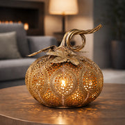 Antikolt arany tök formájú fém lámpás mécsesfénnyel enteriőrben