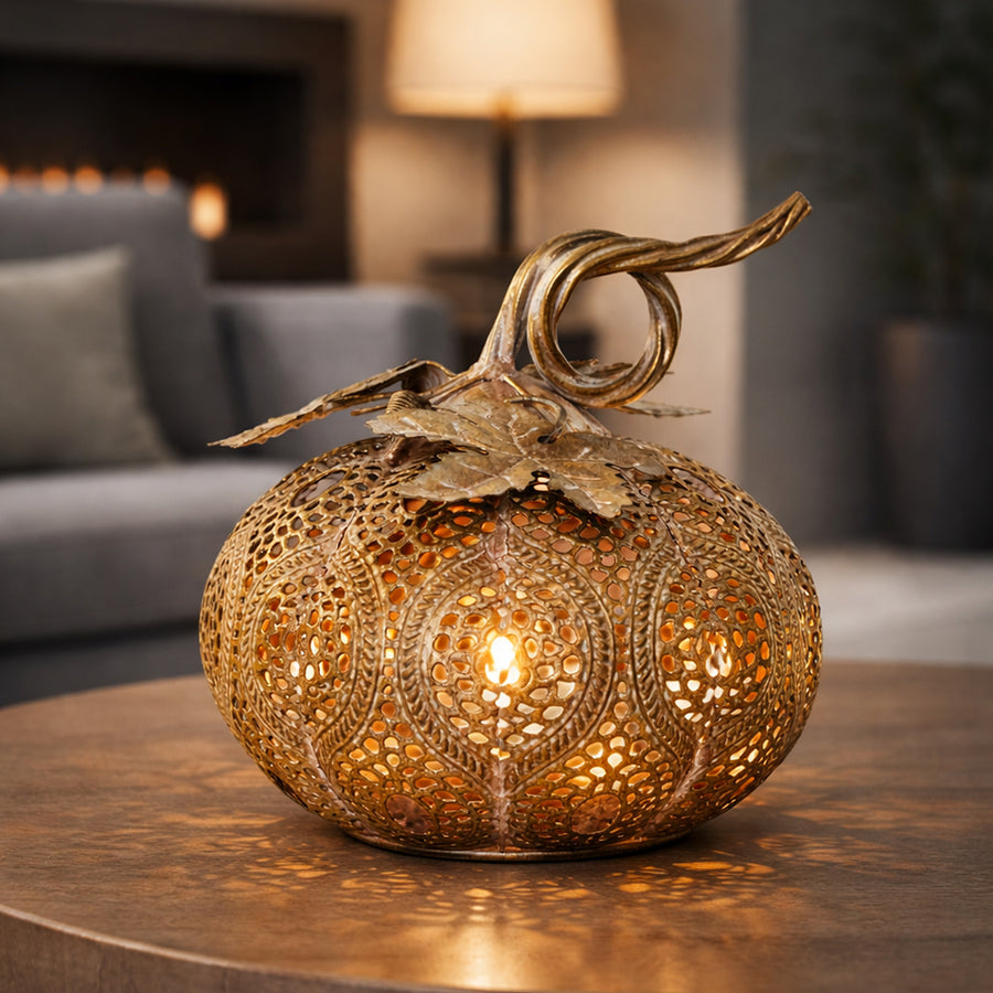 Antikolt arany tök formájú fém lámpás mécsesfénnyel enteriőrben