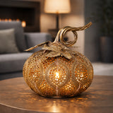 Antikolt arany tök formájú fém lámpás mécsesfénnyel enteriőrben