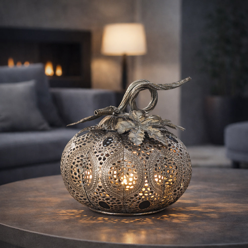 Antique Metals töklámpás hangulatvilágítással nappaliban