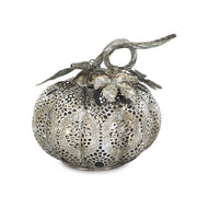 Antique Metals ezüstszínű fém töklámpás 19 cm fehér háttéren