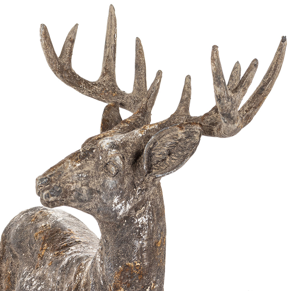 Antikolt hatású szarvas szobor részletfotó, patinás felülettel