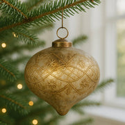 Nagy méretű, csepp formájú Antique üveg karácsonyfadísz aranyló-rozsdás patinával és kör alakú akasztógyűrűvel fenyőn.