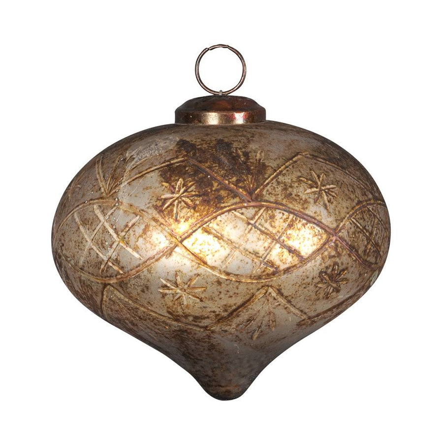 Antique rusztikus üveg karácsonyfadísz, ezüst–rozsda patinával, metszett csillag- és inda mintával, Ø 15 cm.