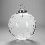 Áttetsző, 10 cm-es üveggömb karácsonyfadísz finoman maratott hópehely mintákkal, ezüst akasztóval.