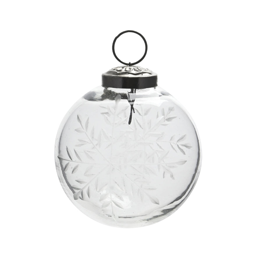 Áttetsző, 8 cm-es üveggömb karácsonyfadísz finoman maratott hópehely mintákkal, ezüst akasztóval.