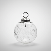 Áttetsző, 8 cm-es üveggömb karácsonyfadísz finoman maratott hópehely mintákkal, ezüst akasztóval.