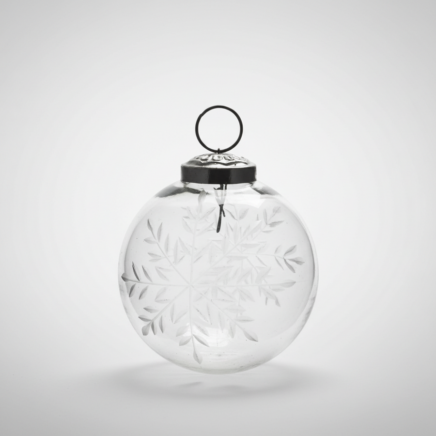 Áttetsző, 8 cm-es üveggömb karácsonyfadísz finoman maratott hópehely mintákkal, ezüst akasztóval.
