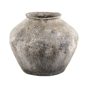 Antik krémszínű, rusztikus váza önálló termékfotón.