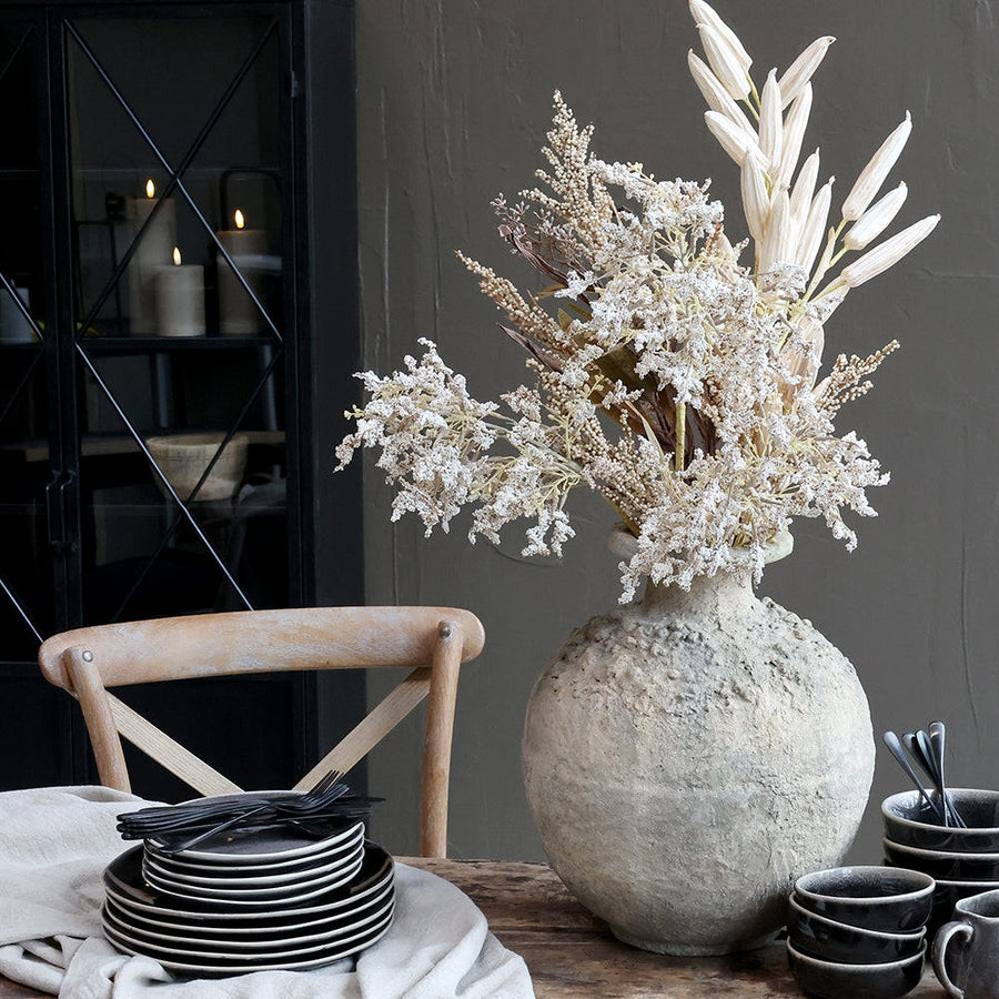 Chic Antique krémszínű váza rusztikus textúrával, étkezőasztalon dekorációként