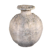 Antik krémszínű váza rusztikus felülettel, fehér háttér előtt