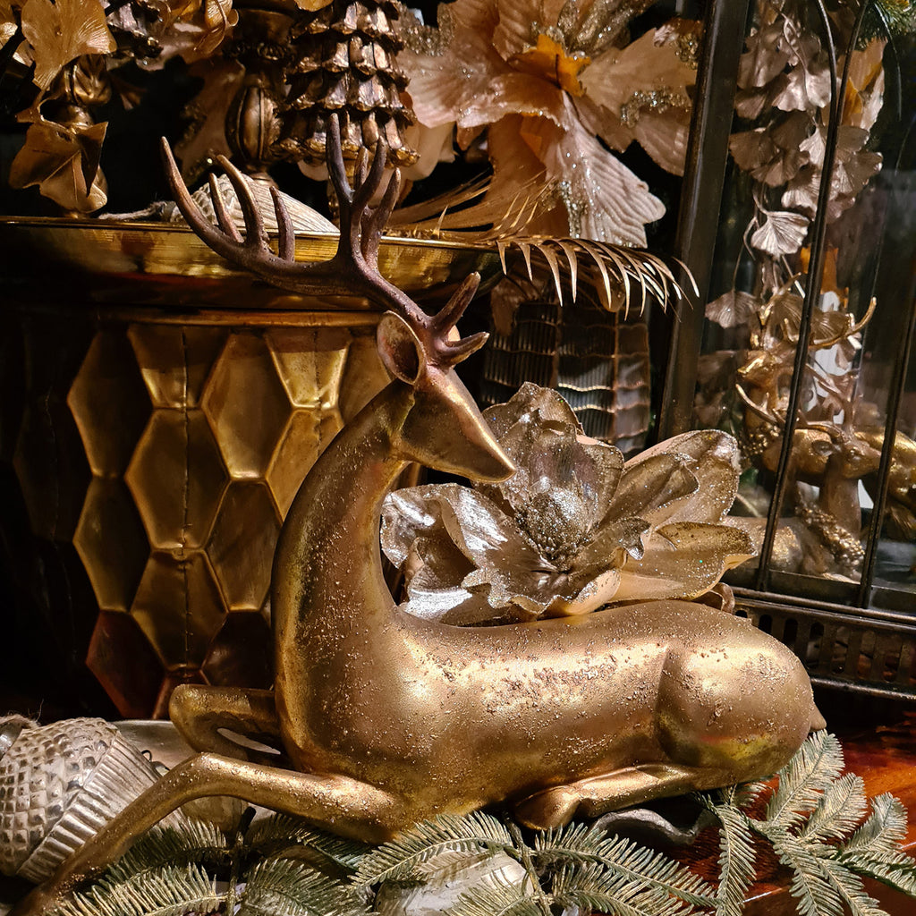 Antikolt felületű, karácsonyi arany szarvas figura.
