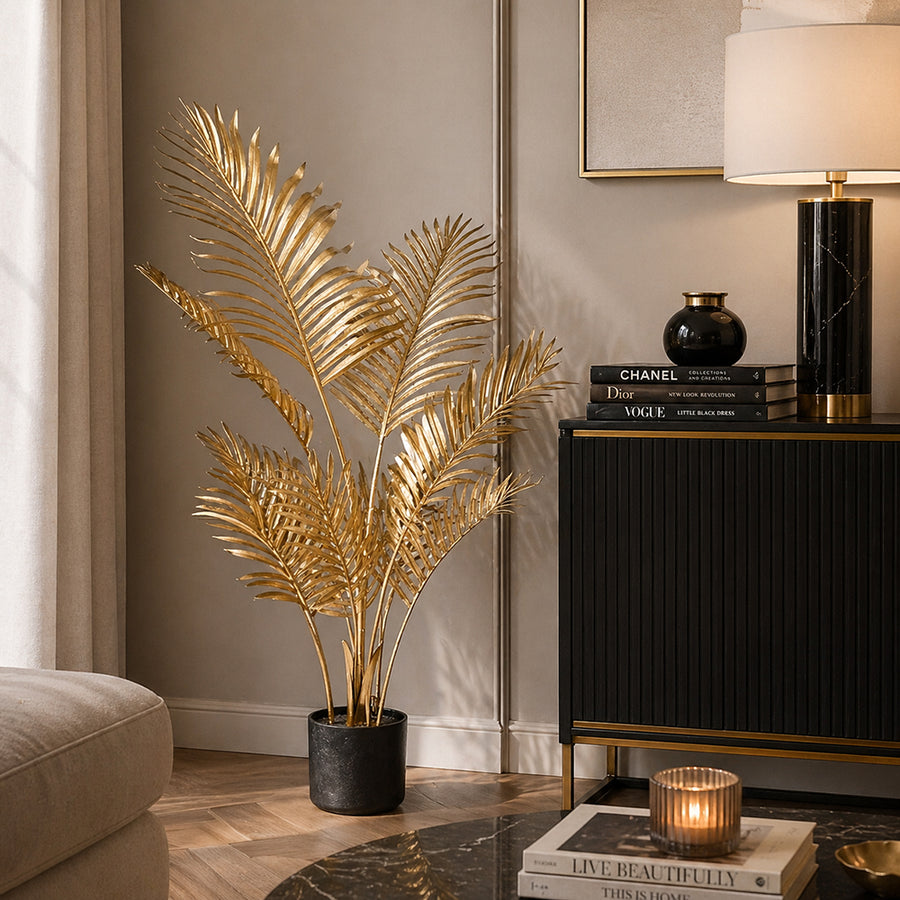 Aranyszínű mű areca pálma modern nappali enteriőrben, elegáns glamour dekorációként elhelyezve