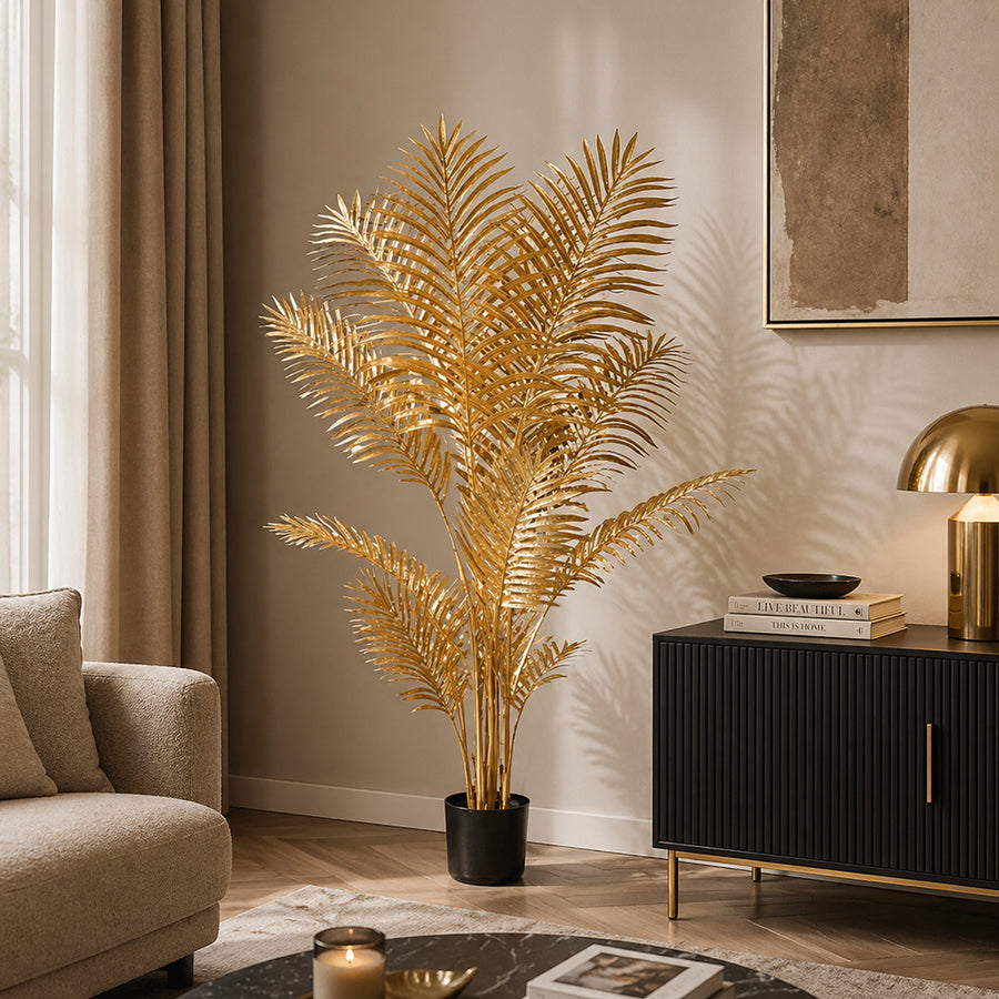 Aranyszínű mű areca pálma modern nappali enteriőrben, glamour stílusú dekorációként elhelyezve

