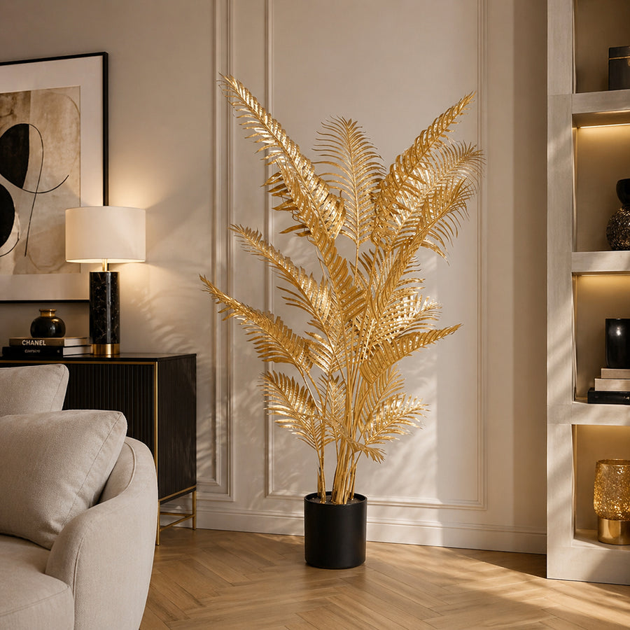 Aranyszínű mű areca pálma 180 cm modern nappaliban, glamour stílusú lakberendezési környezetben


