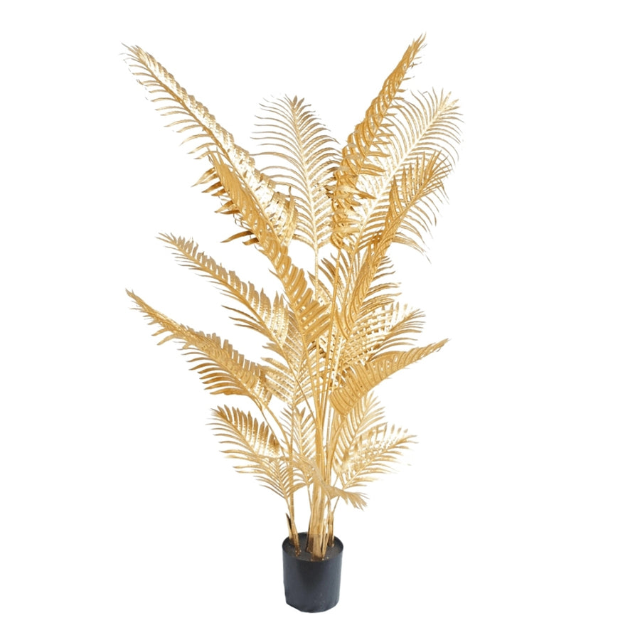 Aranyszínű mű areca pálma 180 cm fehér háttéren, dekoratív aranypálma fekete kaspóban