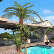 Élethű mű areca pálma nagy terekben elhelyezve, modern terasz medencével a háttérben