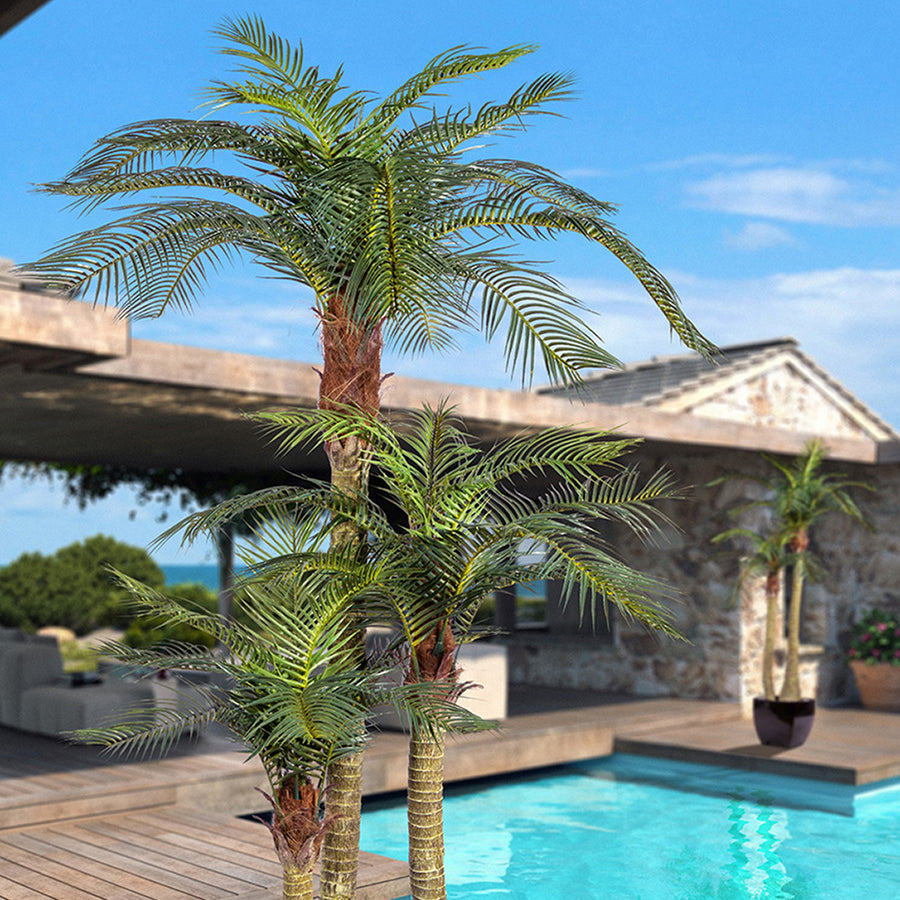 Élethű mű areca pálma nagy terekben elhelyezve, modern terasz medencével a háttérben