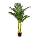 Élethű, 120 cm magas mű areca pálma fekete kaspóban fehér háttér előtt.