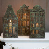 Patinás réz színű fém házikó gyertyatartók hangulatos karácsonyi enteriőrben