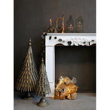 Vintage karácsonyi nappali Art Ferro fém gyertyatartó ház dekorációval a kandallón