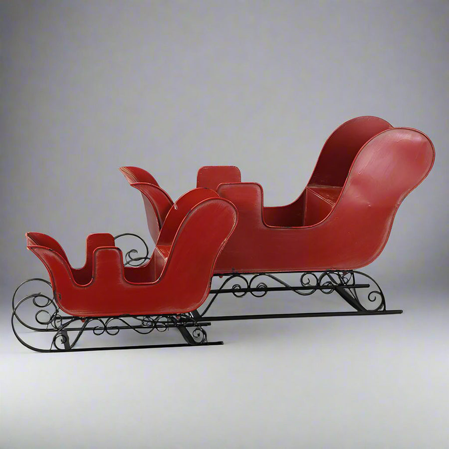 Art Ferro antik bordó fém szán szett stúdiófotón, rusztikus vidéki dekorációs célra.