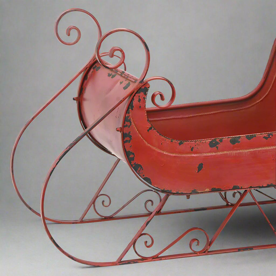 Antik stílusú szán elülső részlete csavart fém díszítésekkel, rusztikus kidolgozásban.