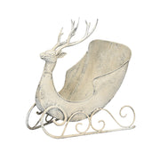 Antikolt krém színű fém dekor szán szarvas figurával, oldalnézetből, fehér háttéren.