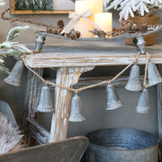 Art Ferro antik fém harang girland karácsonyi enteriőrben, asztali díszként elhelyezve