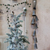 Vintage karácsonyi dekoráció antik fém harang girlanddal és havas fenyőággal