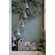 Art Ferro antik szürke harang girland ablakkeret mentén, fém házikókkal kiegészítve