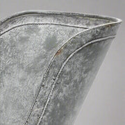 Art Ferro dekor szán felső peremének részlete, finom fémmunkával és patinás felülettel.