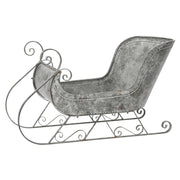 Antik hatású fém karácsonyi dekor szán oldalnézetből, fehér háttérrel, rusztikus vidéki stílusban.