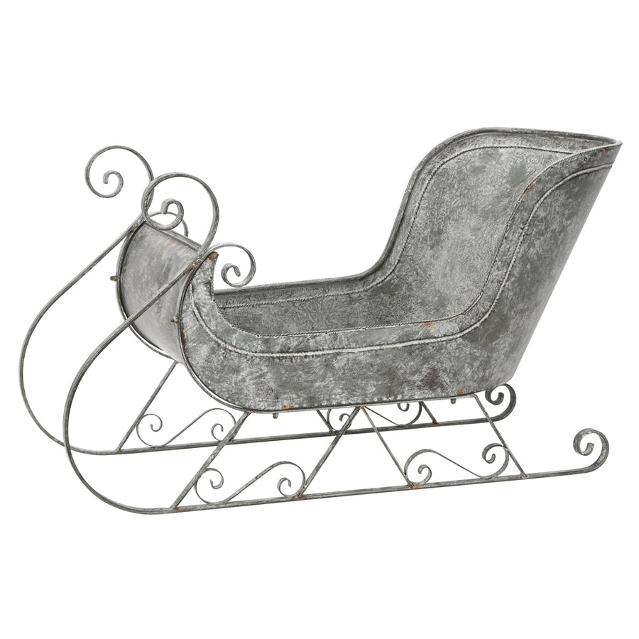 Antik hatású fém karácsonyi dekor szán oldalnézetből, fehér háttérrel, rusztikus vidéki stílusban.