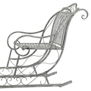 Dekoratív karácsonyi szán fém ülőfelülete és ívelt háttámlája, klasszikus vidéki stílusban.