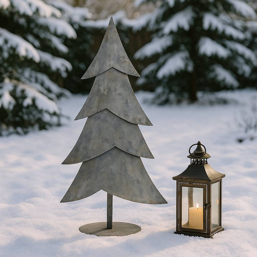 Junker szürke bádog dekor fenyőfa 88 cm magas, kültéri elhelyezésben