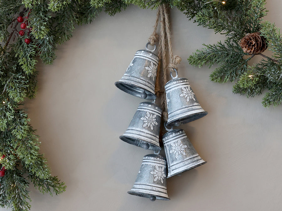 Hópehely mintázatú, 5 darabos, karácsonyi bádogharang szett.