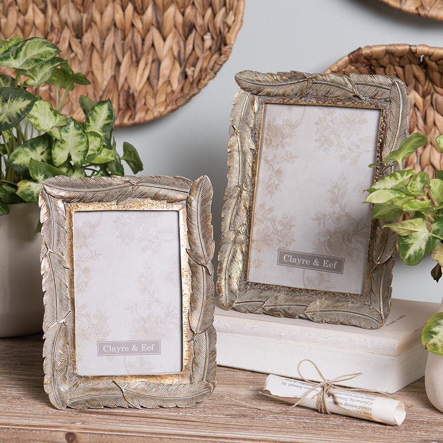 Tolldíszítésű, antik aranyszínű asztali fényképtartó képkeret.