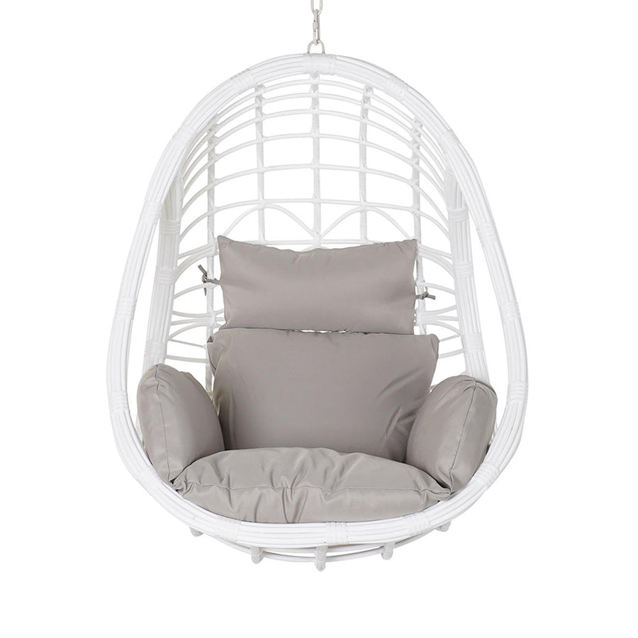 Aurora Nest fehér műrattan kerti függőfotel bézs színű párnákkal, szemből fotózva, fehér háttér előtt.