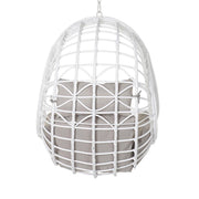 Aurora Nest fehér műrattan kerti függőfotel bézs párnákkal, hátulnézetből, fehér háttér előtt.