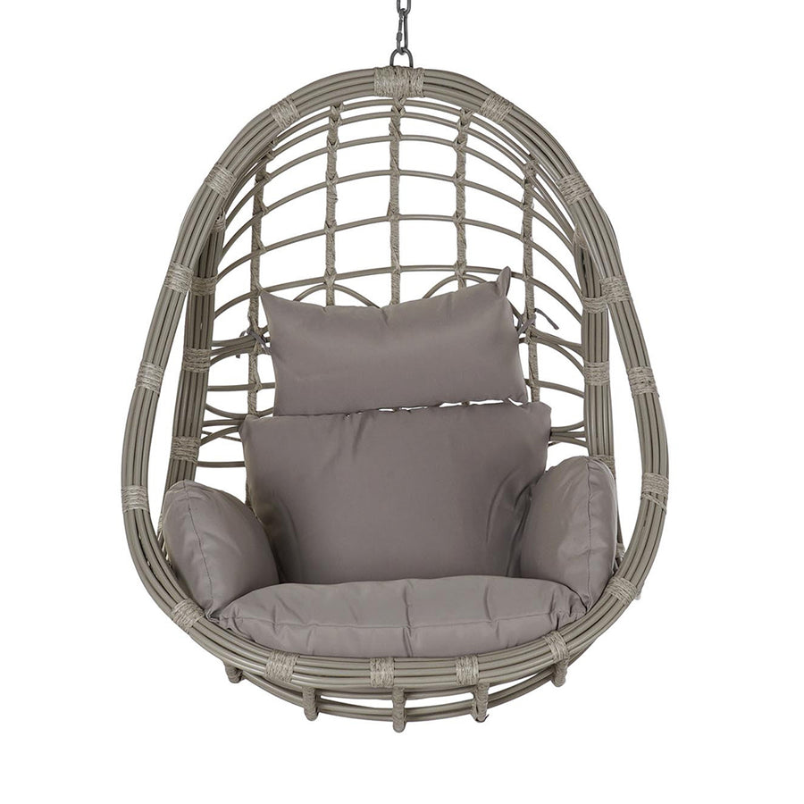 Aurora Nest szürke műrattan kerti függőfotel bézs színű párnákkal, szemből fotózva, fehér háttér előtt.