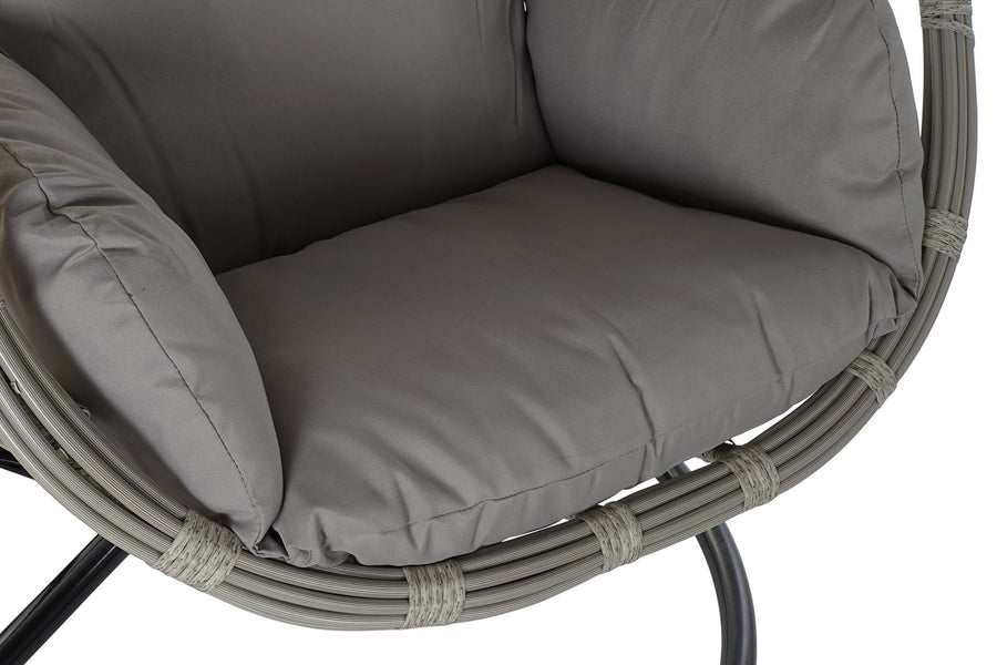 Aurora Nest műrattan kerti függőfotel szürke színű ülő- és oldalpárnáinak közeli részlete.