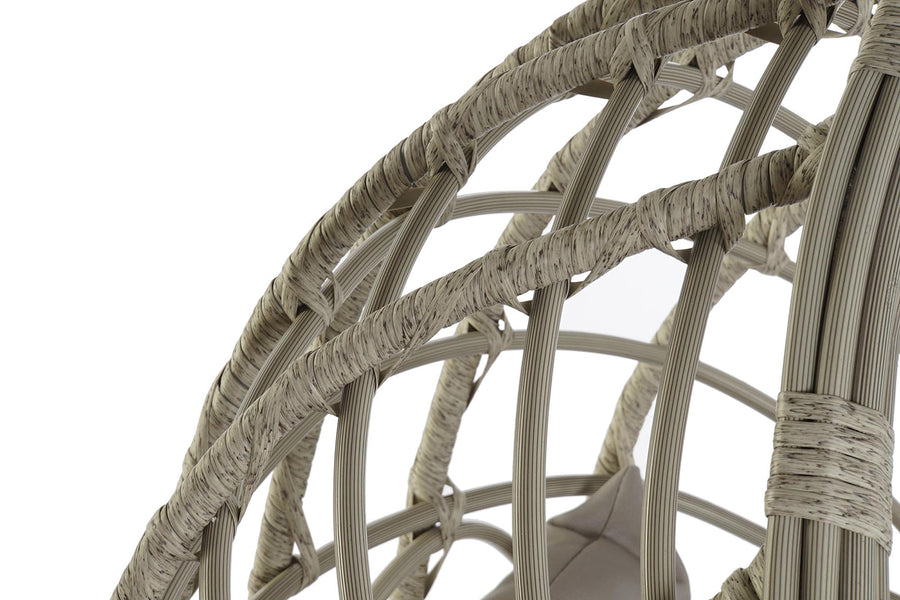 Aurora Nest műrattan kerti függőfotel kézzel font szürke rattan hatású szintetikus anyagának közeli részlete.